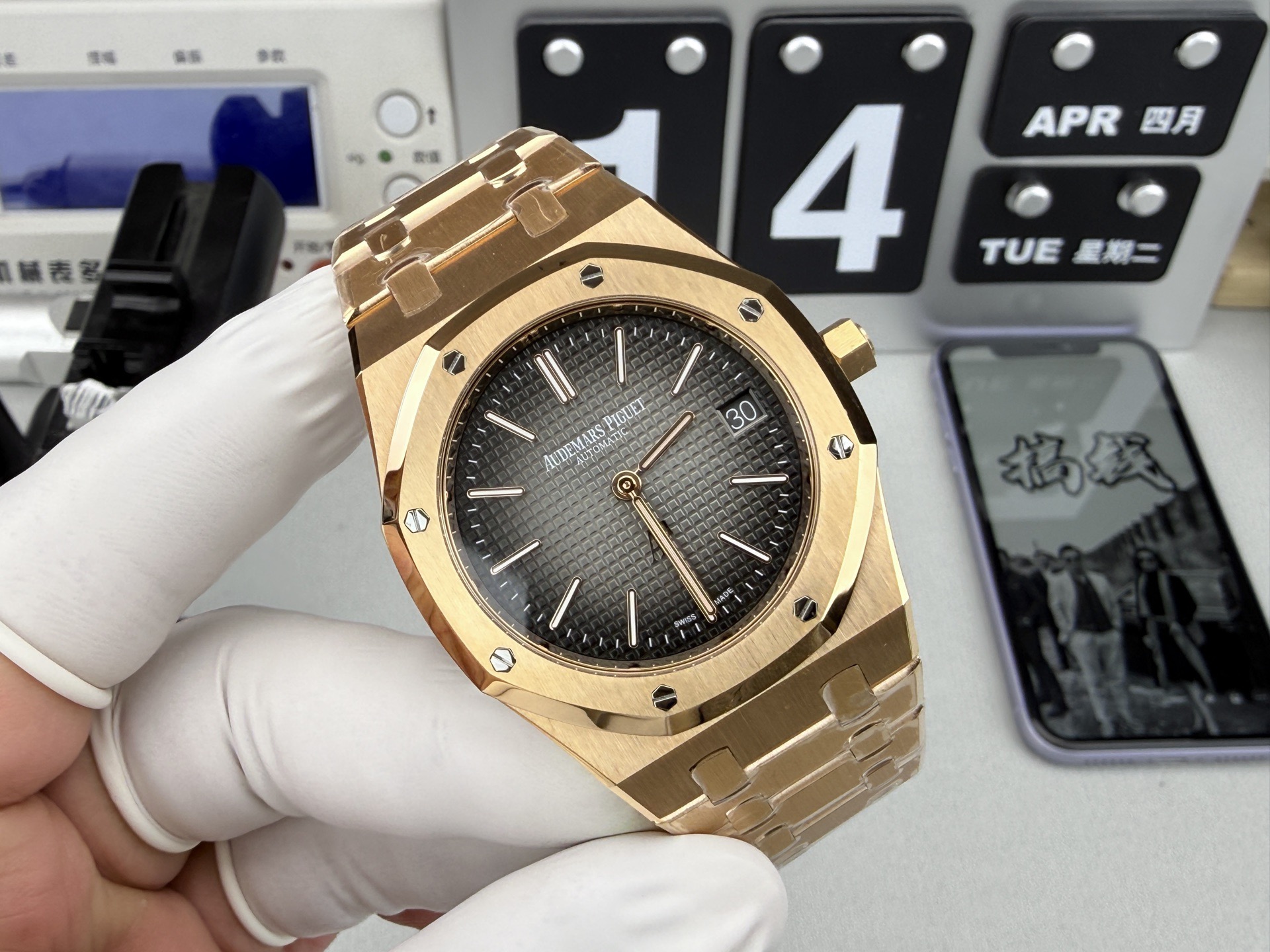Audemars Piguet Royal Oak Full Gold Smoked Grey - Image 2