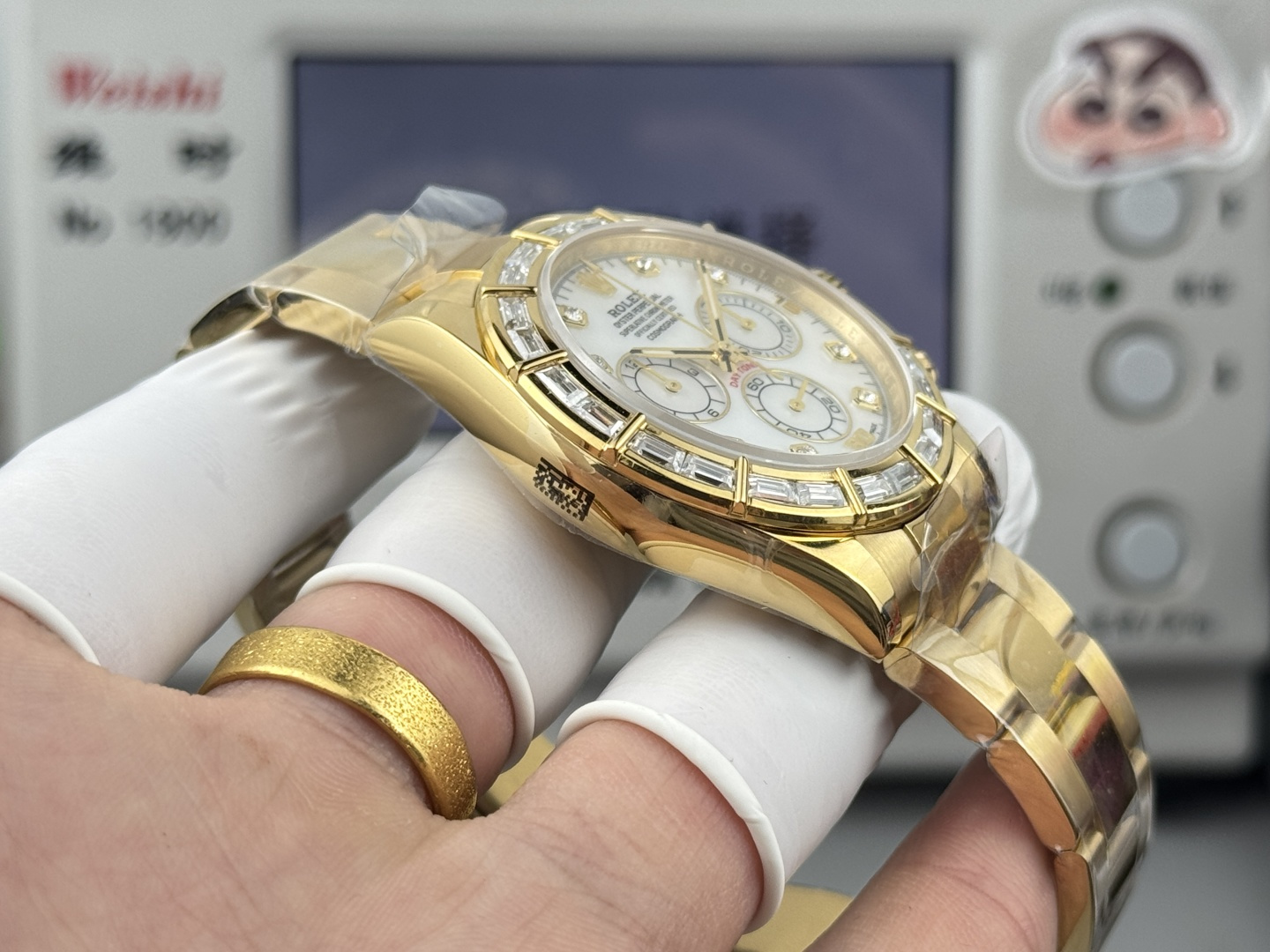 Rolex Cosmograph Daytona 116568 18K Yellow Gold Baguette Diamond Bezel White Mother-of-Pearl Dial Chronograph - Image 5
