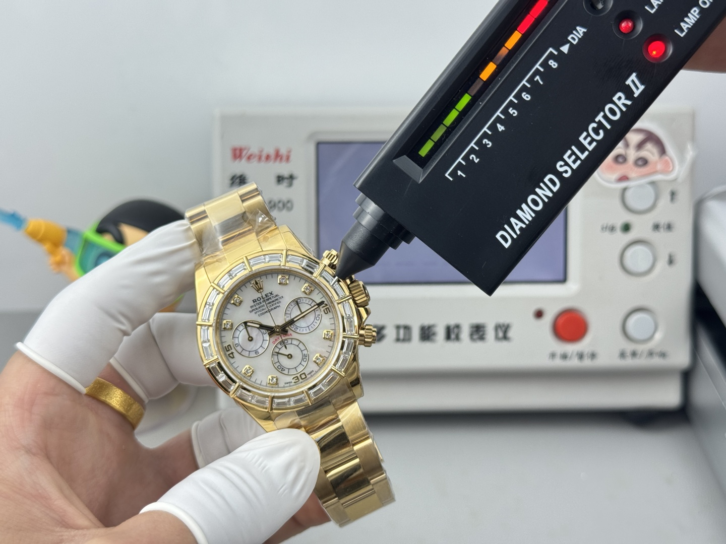 Rolex Cosmograph Daytona 116568 18K Yellow Gold Baguette Diamond Bezel White Mother-of-Pearl Dial Chronograph - Image 9