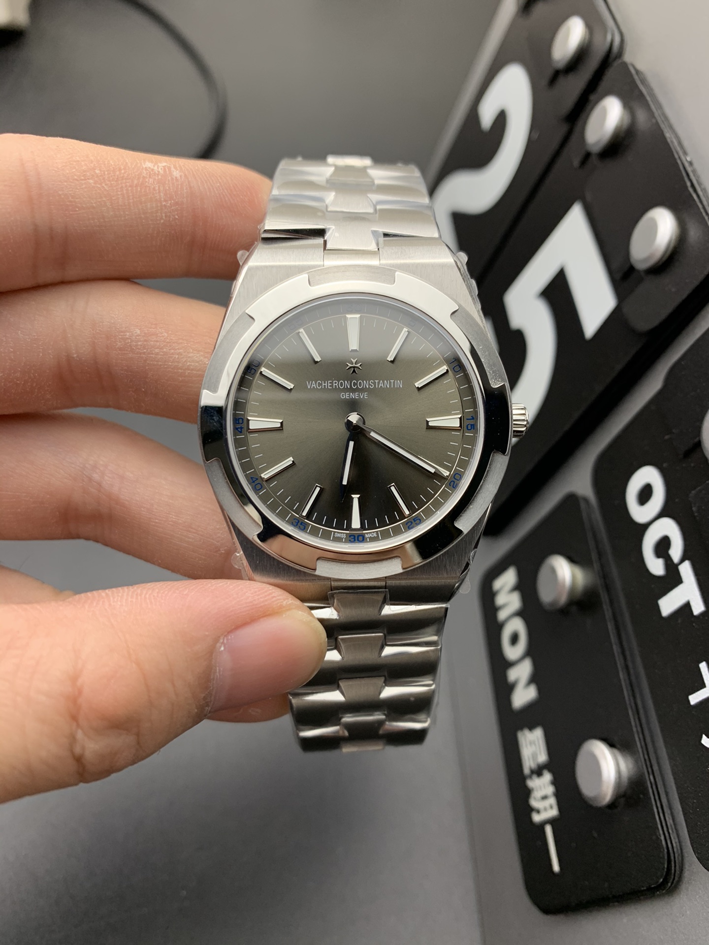 Vacheron Constantin Overseas Ultra-Thin 2000V/120G-B122 - Image 2
